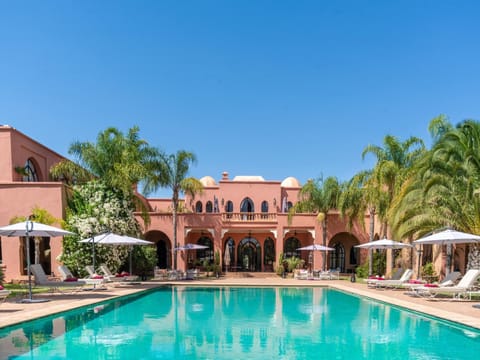 Property building, Day, Pool view, Swimming pool, sunbed