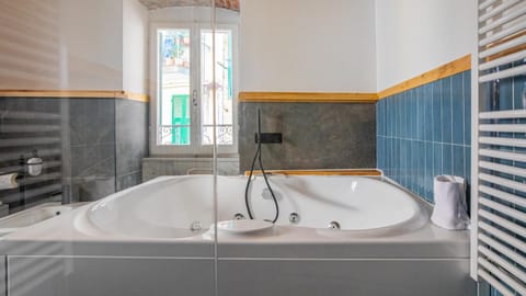 Hot Tub, Bathroom