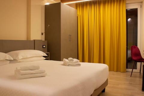 Restaurant/places to eat, Bed, Photo of the whole room, Bedroom, Breakfast, towels, wardrobe