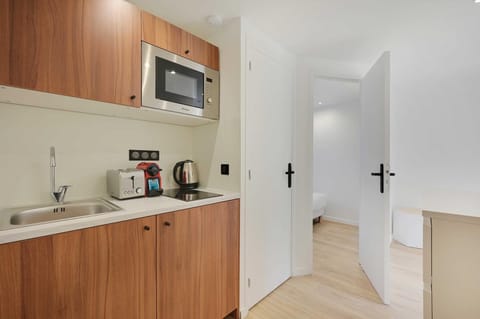 Coffee/tea facilities, Kitchen or kitchenette, Bedroom, microwave, stove, toaster