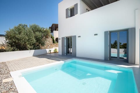 Property building, Day, Pool view, Swimming pool