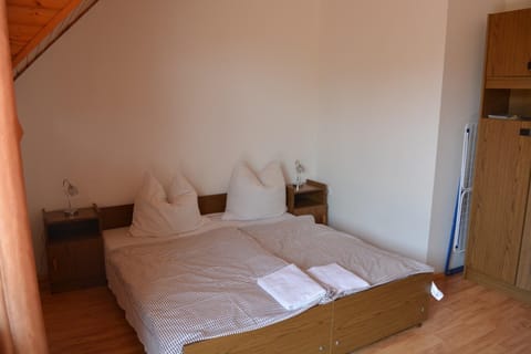 Property building, Bed, Bedroom