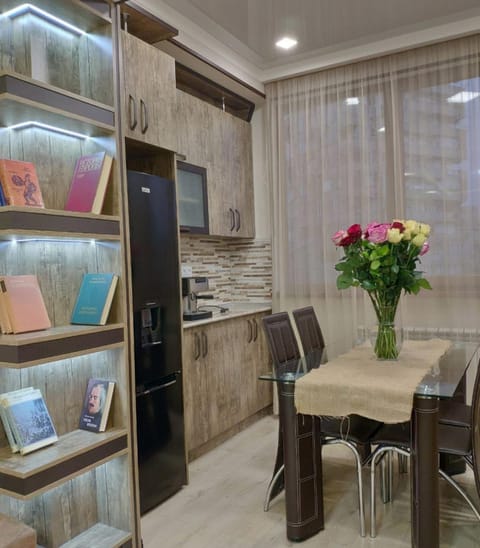 Library, Kitchen or kitchenette, Living room, Seating area, Dining area, minibar