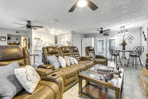 Fort Walton Beach Home with Pool 5 Mi to Beach! Haus in Wright