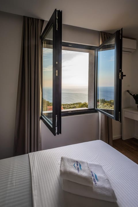 Bed, Natural landscape, Photo of the whole room, Sea view, towels