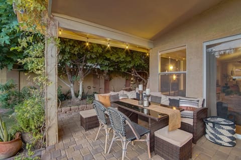 Kiva Cove Pool & Sun Loungers on the Patio House in Superstition Springs