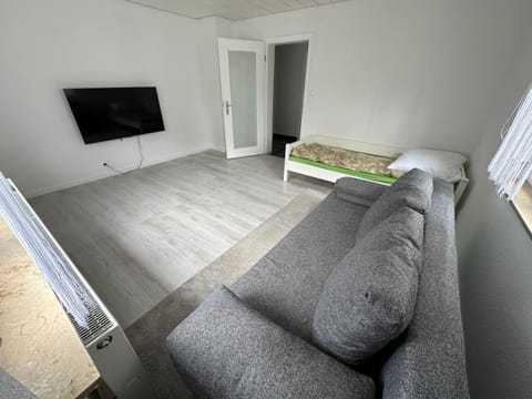 Communal lounge/ TV room, Bed, TV and multimedia, Living room, Photo of the whole room, Seating area, Evening entertainment, Bedroom