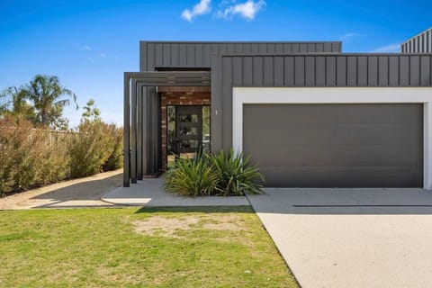 No 1 Marine Cove - Lake Views House in Yarrawonga