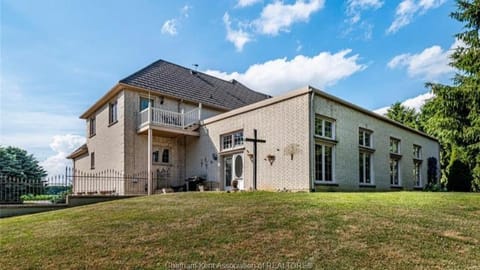 Holden Villa Retreat Resort in Chatham-Kent