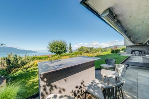 View (from property/room), Balcony/Terrace, Mountain view