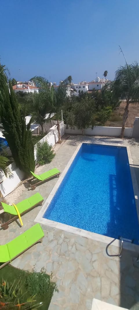 Pool view, Swimming pool, sunbed