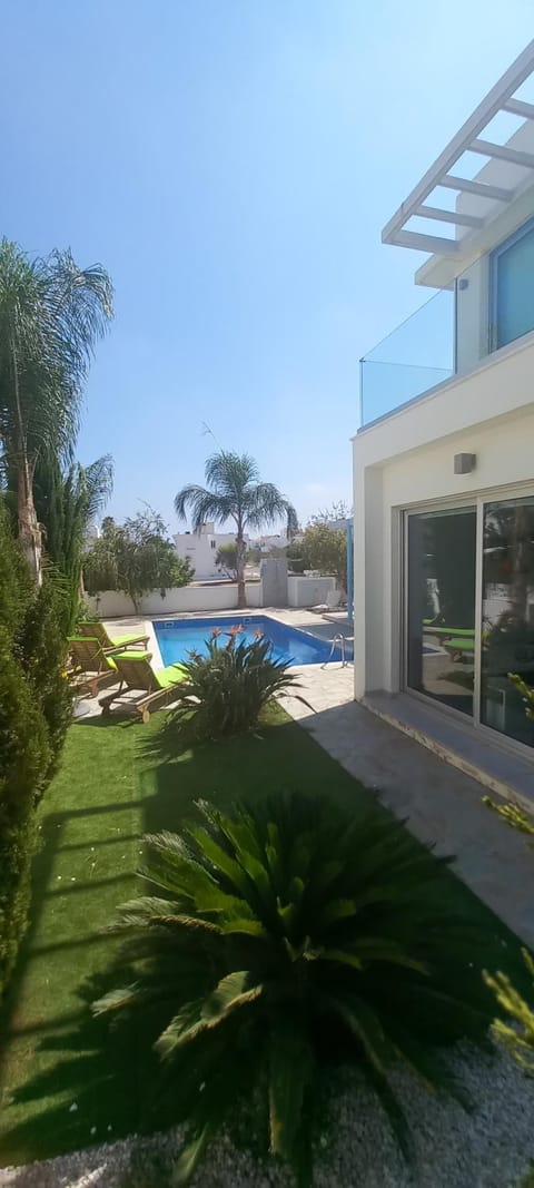 Property building, Garden, Garden view, Pool view, Swimming pool, sunbed