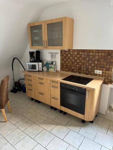 Coffee/tea facilities, Kitchen or kitchenette, microwave, oven, stove