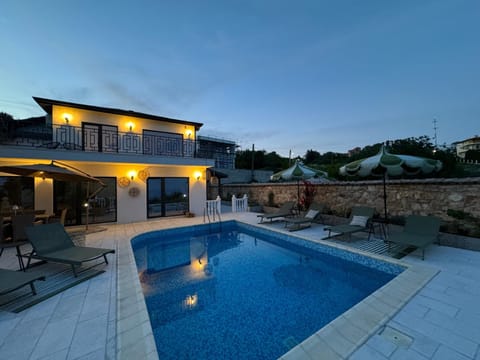 Property building, Patio, Pool view, Swimming pool, sunbed