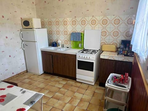 Coffee/tea facilities, Kitchen or kitchenette, oven, stove