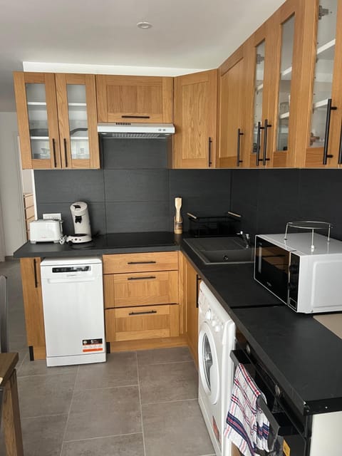 Coffee/tea facilities, Kitchen or kitchenette, dishwasher, oven, toaster, washing machine