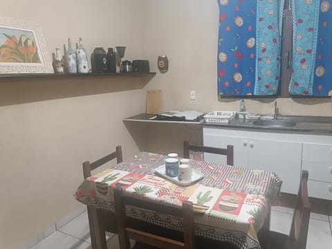 Coffee/tea facilities, Dining area, stove, toaster, kitchen