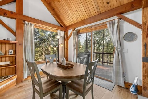 View (from property/room), Balcony/Terrace, Dining area