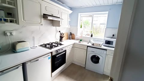 Kitchen or kitchenette, dishwasher, minibar, oven, pet friendly, stove, toaster, washing machine, dryer