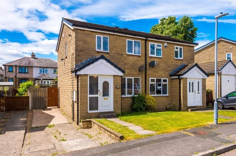 Property building, Day, Neighbourhood, Street view, Location, Parking