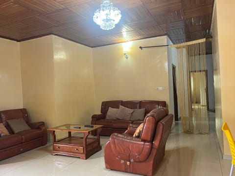 Appartement moderne de 120m2, doté de caméras de surveillance, quartier résidentiel, Nkomo Maetur, YAOUNDE Apartment in Yaoundé