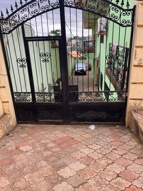 Appartement moderne de 120m2, doté de caméras de surveillance, quartier résidentiel, Nkomo Maetur, YAOUNDE Apartment in Yaoundé