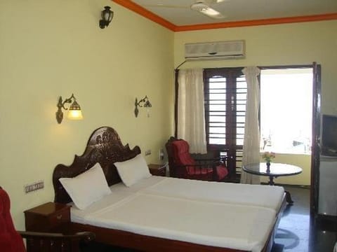 Bed, TV and multimedia, Seating area, air conditioner