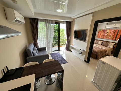 Communal lounge/ TV room, Bed, TV and multimedia, Kitchen or kitchenette, Living room, Photo of the whole room, Seating area, Bedroom, air conditioner