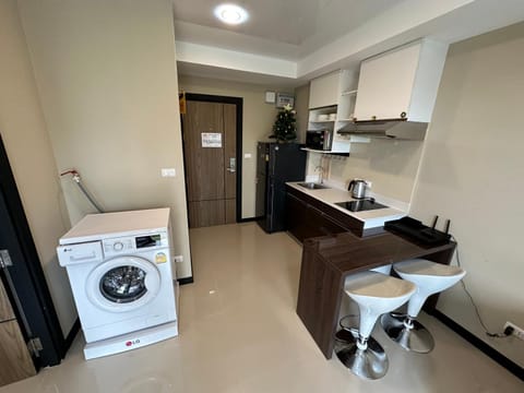 Kitchen or kitchenette, Dining area, stove, washing machine