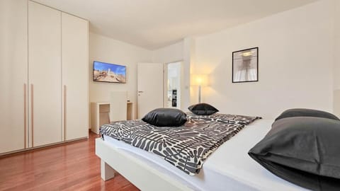 Bed, TV and multimedia, Bedroom