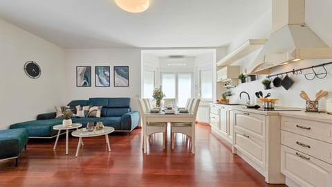 Kitchen or kitchenette, Seating area, Dining area