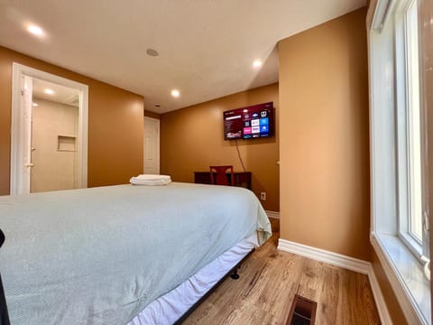 Bed, TV and multimedia, Photo of the whole room, Bedroom