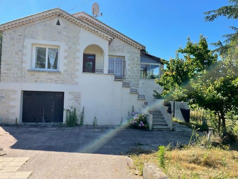 Appartement au calme proche centre Apartment in Alès