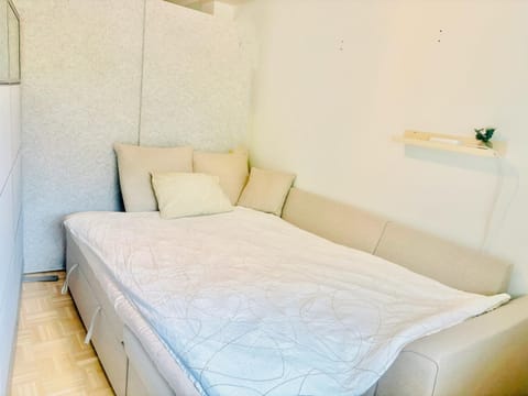 A sofabed for overnight sleep near metro, free street parking Bed and Breakfast in Helsinki