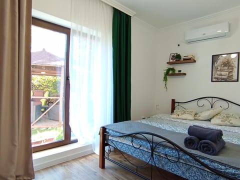 Bed, Photo of the whole room, Bedroom, Garden view, towels, air conditioner