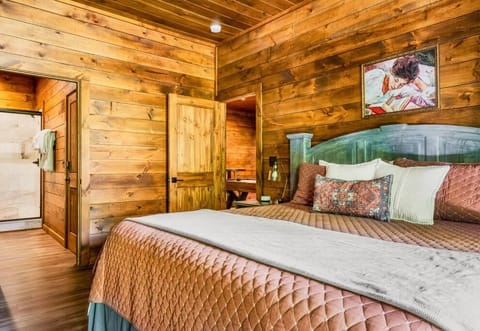 Modern Cabin with King Beds, Fire pit, Hot tub & 5 miles to Dollwd Apartment in Sevierville