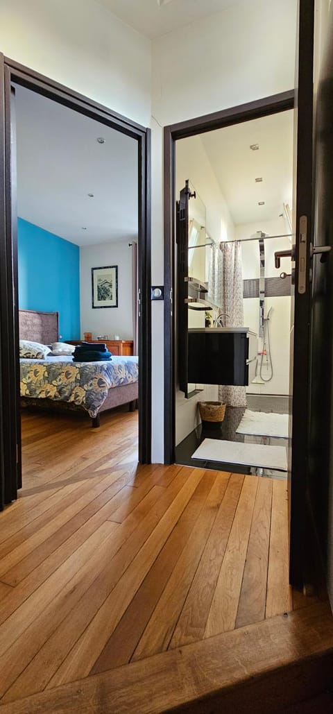 Bathroom, Photo of the whole room, towels