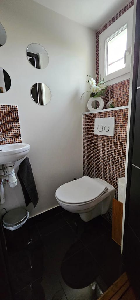 Toilet, Internal: Not applicable to any particular room