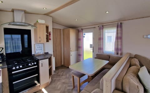 Sweet Cara-van, Seal Bey Resort Apartment in Selsey