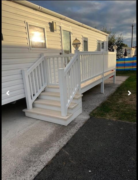 Caravan - 3 Bedrooms, Sleeps 8 Campground/ 
RV Resort in Towyn