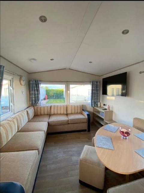 Caravan - 3 Bedrooms, Sleeps 8 Campground/ 
RV Resort in Towyn