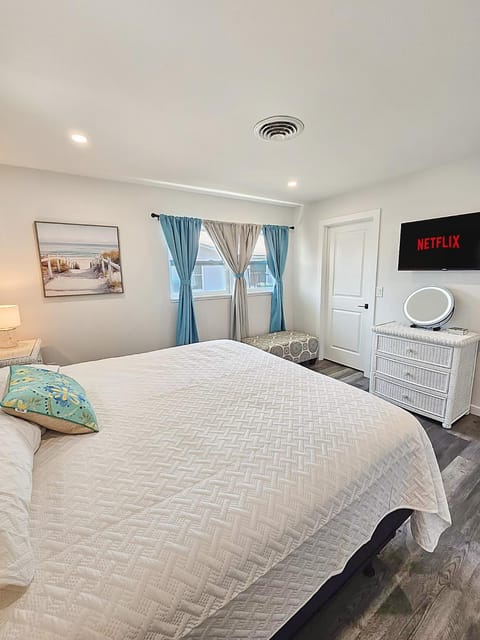 Bed, TV and multimedia, Bedroom