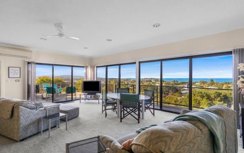 View (from property/room), Balcony/Terrace, Living room