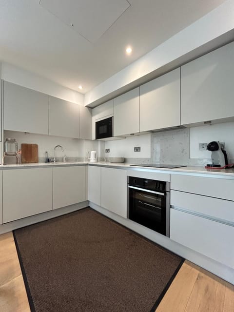 Luxury Two Bedroom Three Beds Apartment in Central Guildford Apartment in Guildford