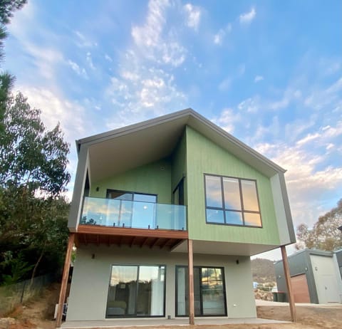 Jindabyne House 2, Modern 3 bedroom home, lake & mountain views with fireplace House in East Jindabyne