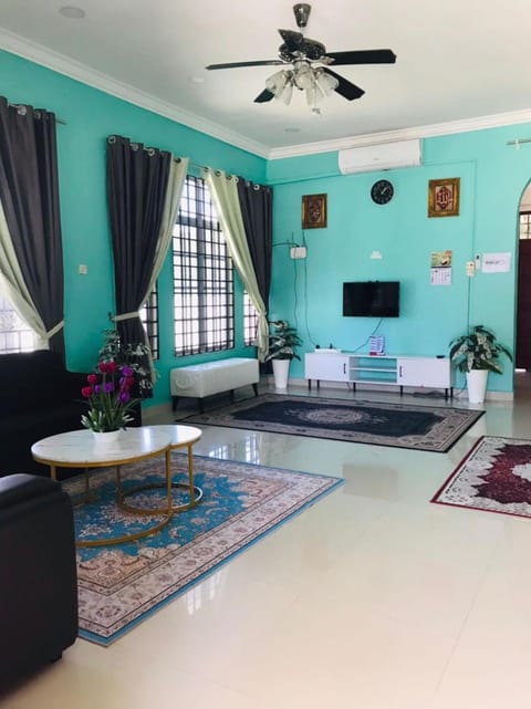 Aufa Homestay Besut Casa in Besut