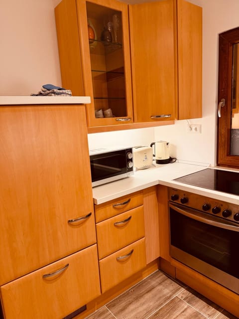 Kitchen or kitchenette, dishwasher, stove