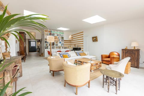 Library, Living room, Seating area