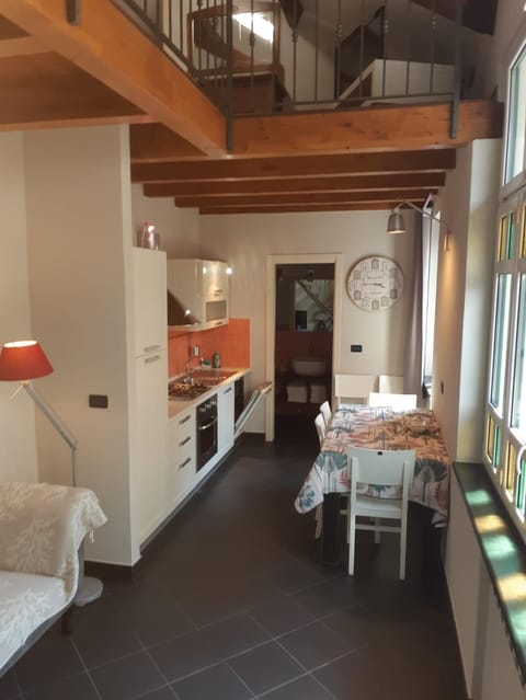 Kitchen or kitchenette, Photo of the whole room, Dining area, stove