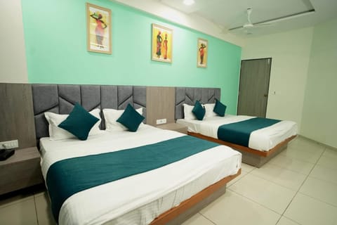 Hotl Sunsky Hotel in Vadodara